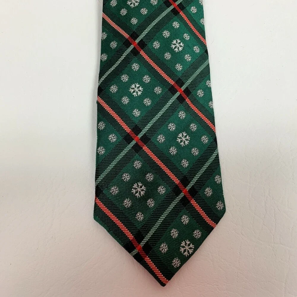 Club Room Boys Zip Tie Green Red White Snowflakes 100% Imported Silk 14